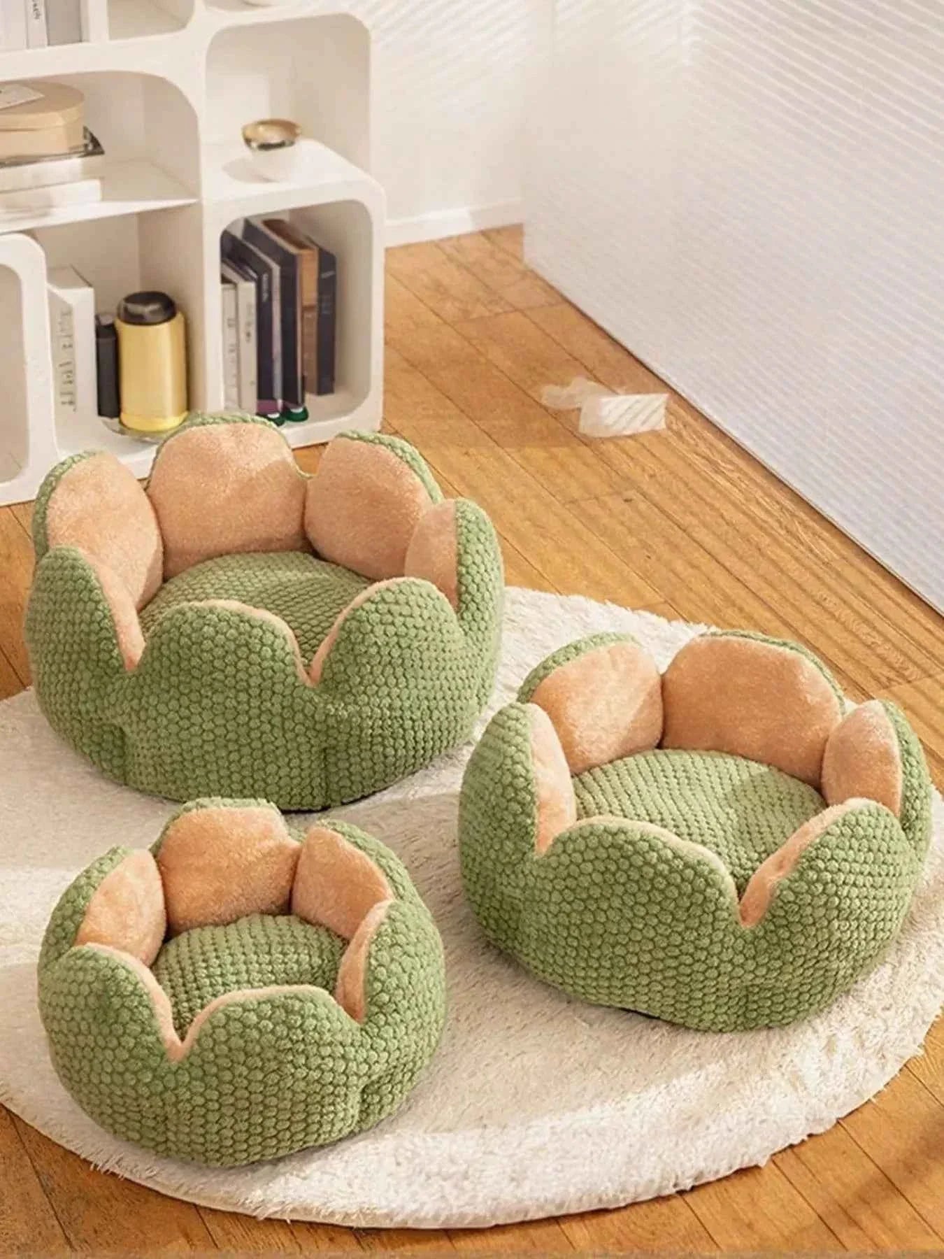 Plush Cozy Pet Nest - Fun Flower Petal
