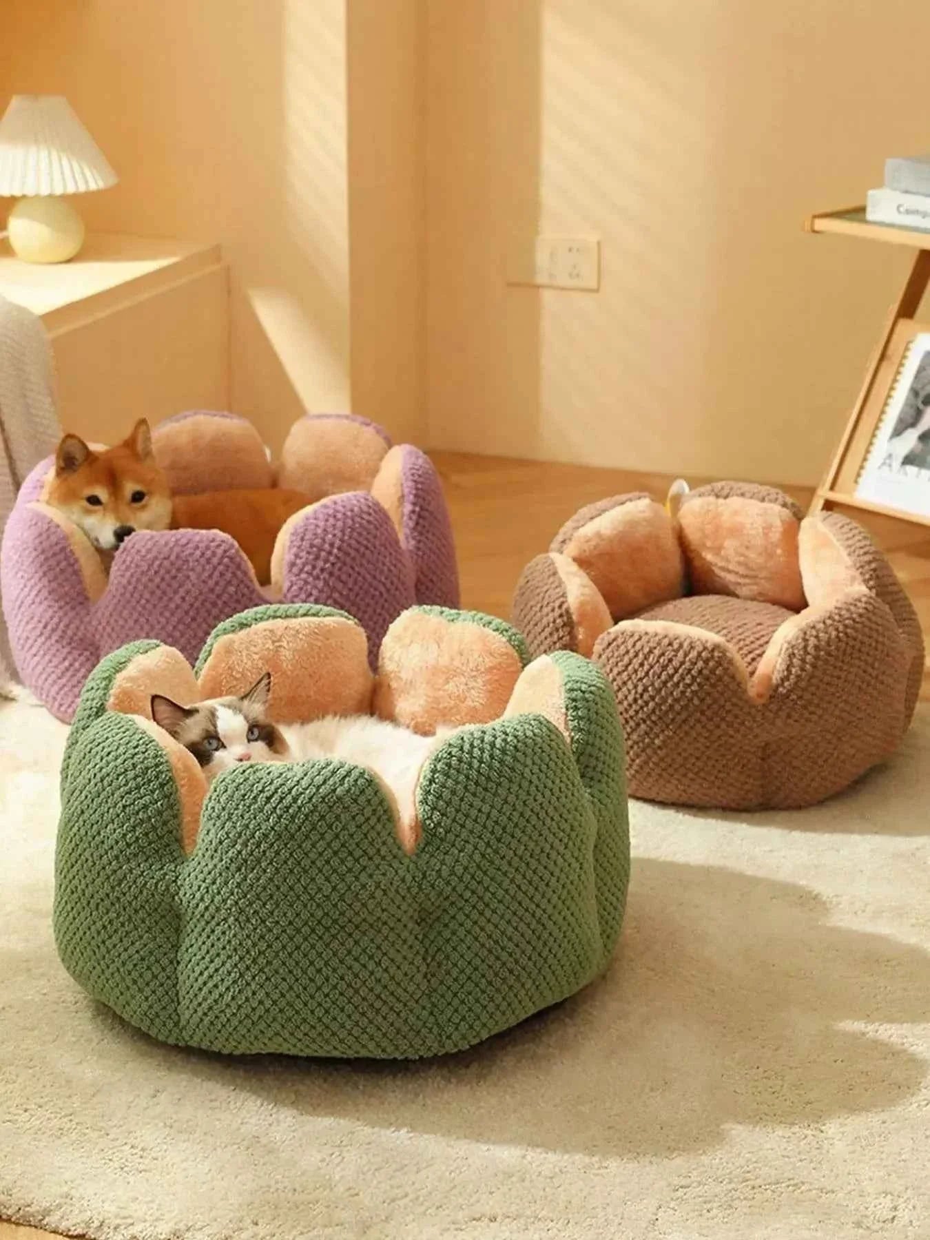 Plush Cozy Pet Nest - Fun Flower Petal
