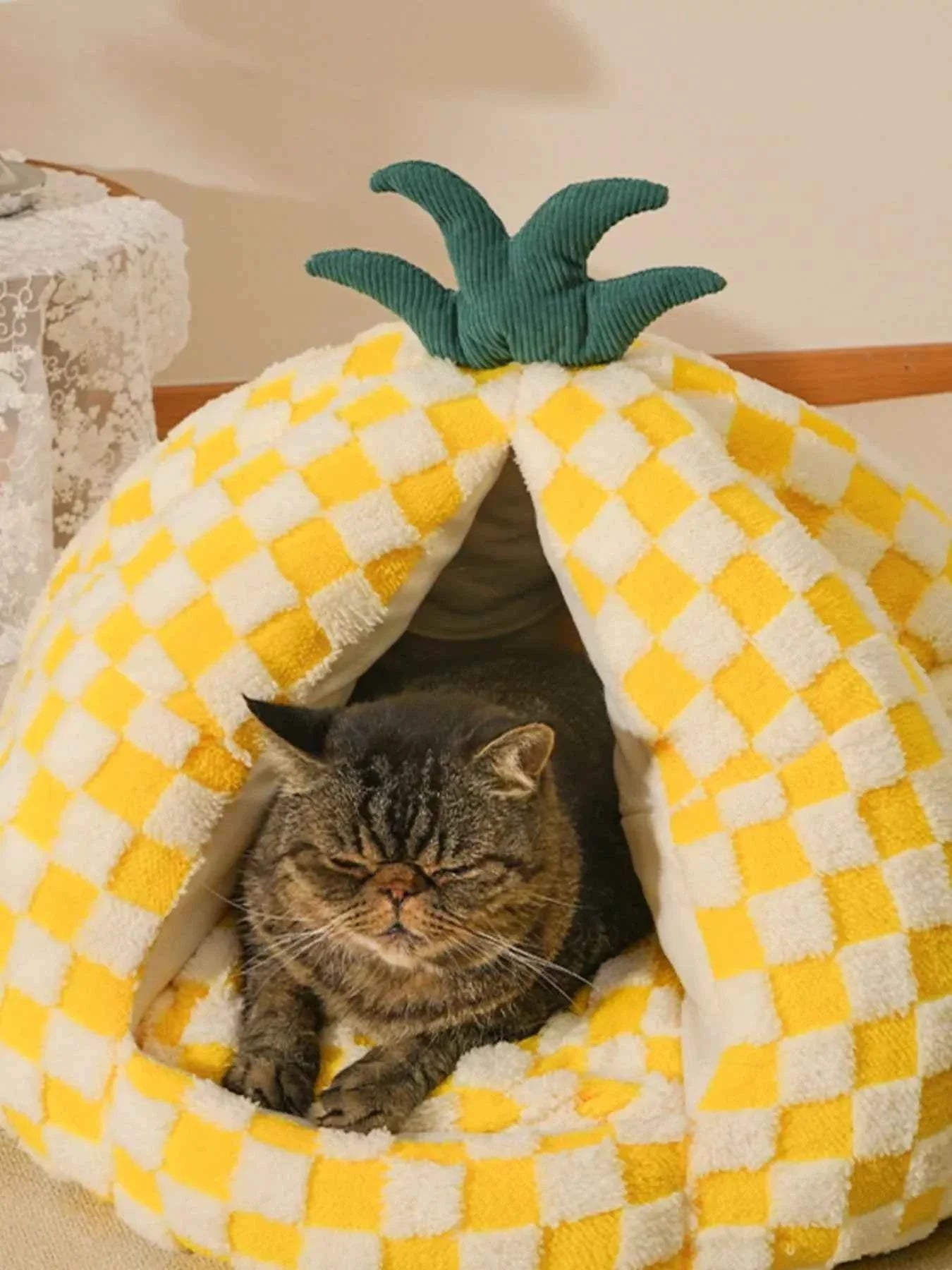 Pet Bed Pineapple Shaped - Cozy Semi-Enclosed Nest